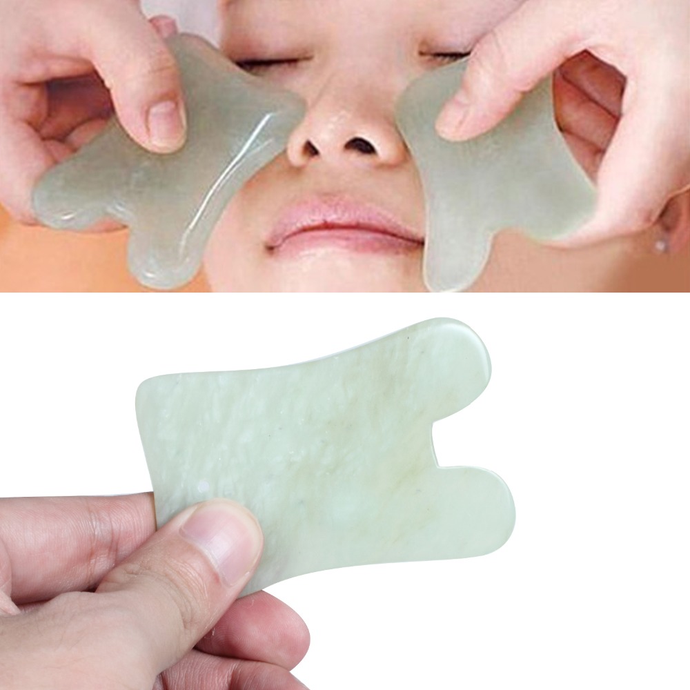 Quarzo rosa per il massaggio del viso, prima di applicare bende per fronte, collo e mandibola